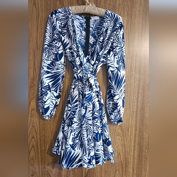 Verano Navy and White Leaf Print Wrap Dress Size M Casual Chic As New - Picture 8 of 8